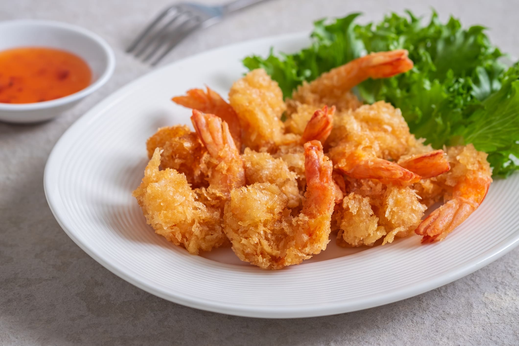 Crispy breaded shrimp with dipping sauce